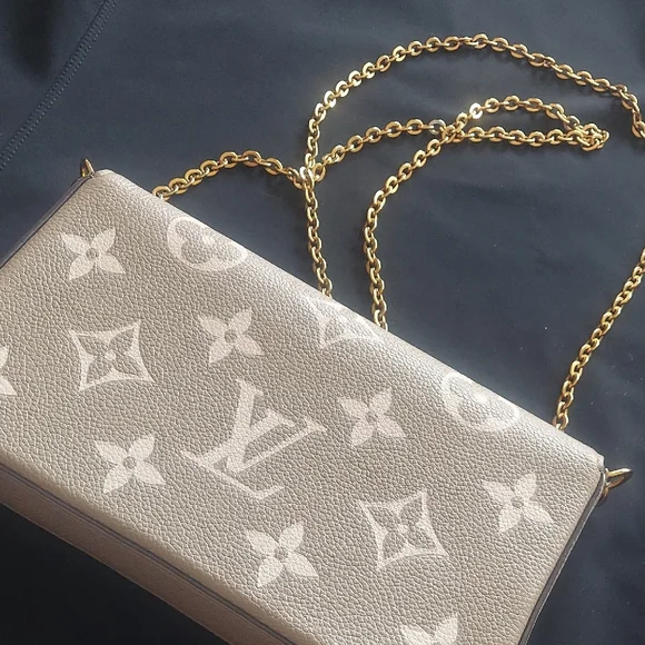 Louis Vuitton Elegant Ivory/Cream Monogram Wristlet - Picture 3 of 9